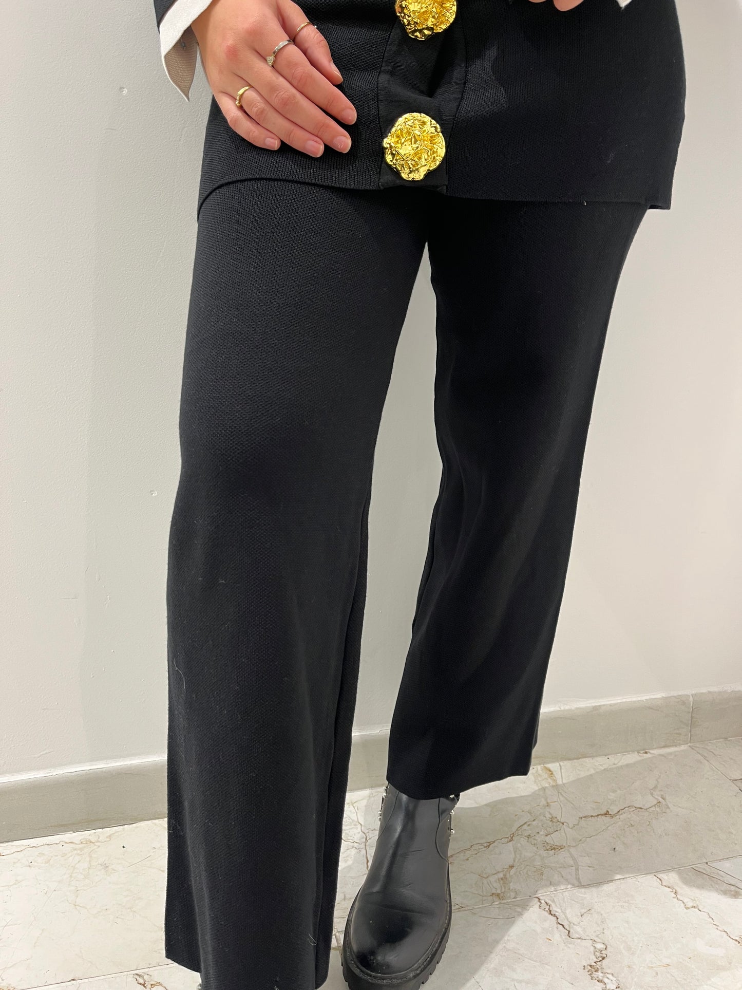 Ensemble noir avec broches dorés