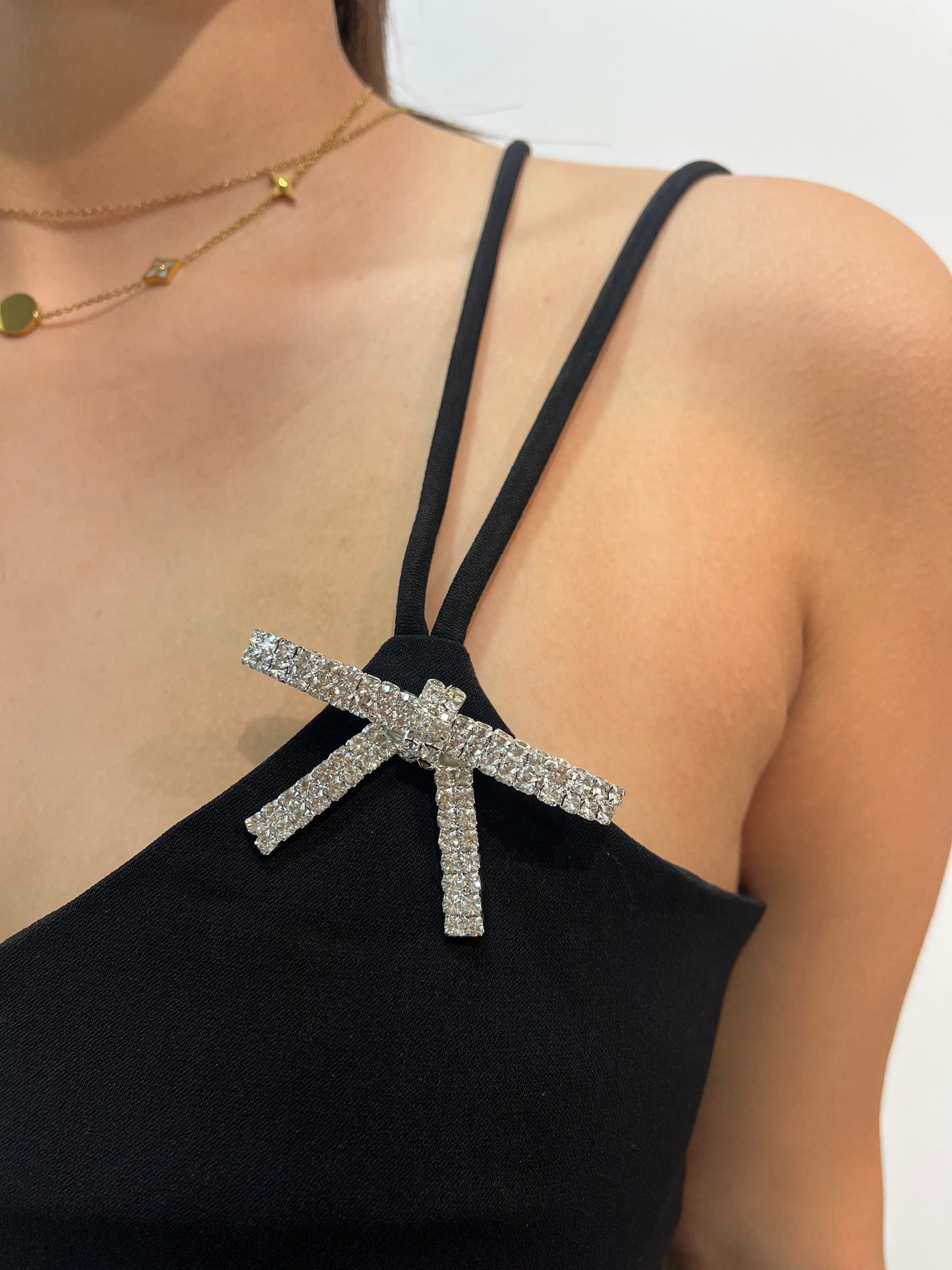 Robe noire avec noeuds à strass