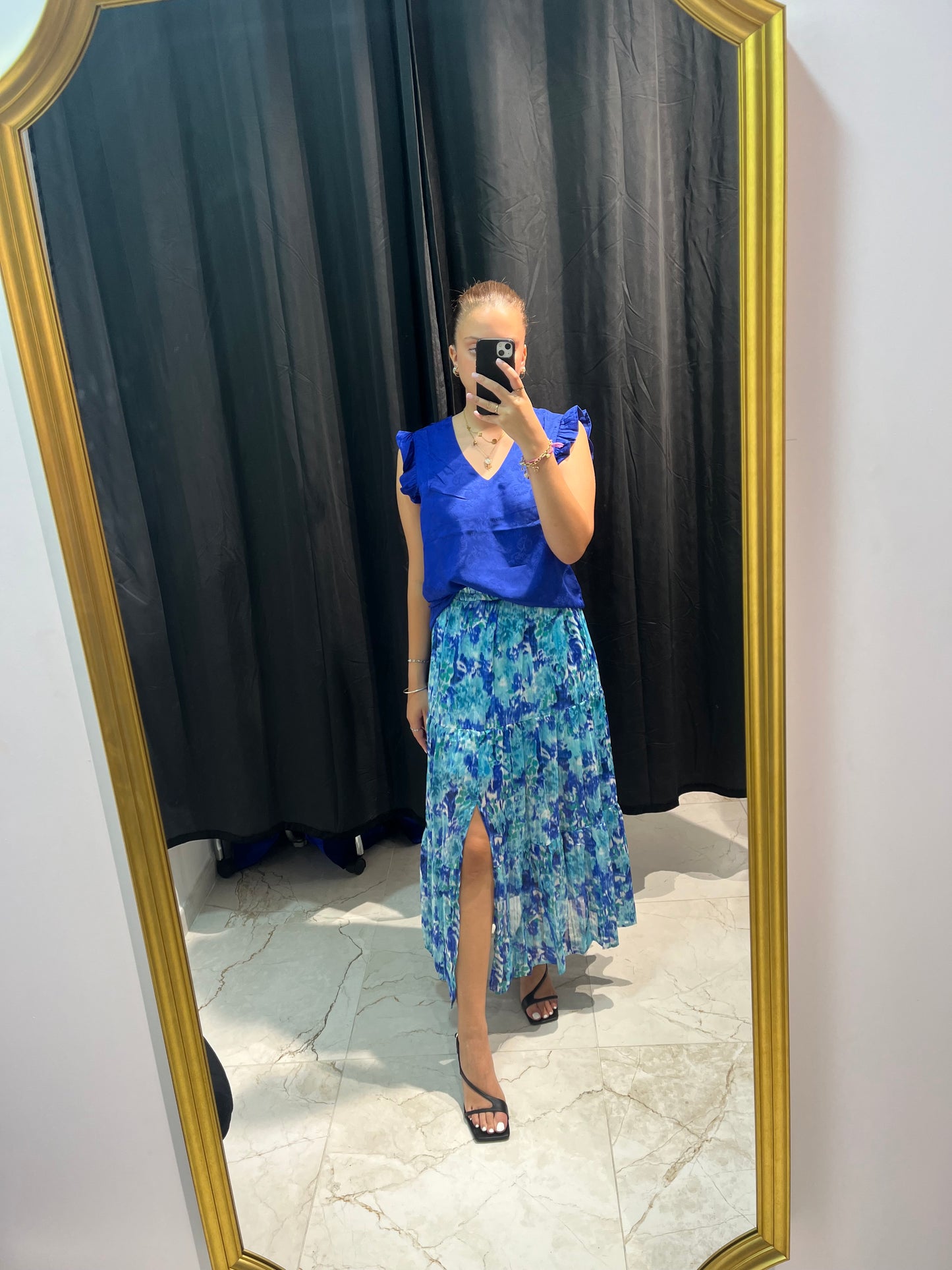 Jupe bleue avec fente