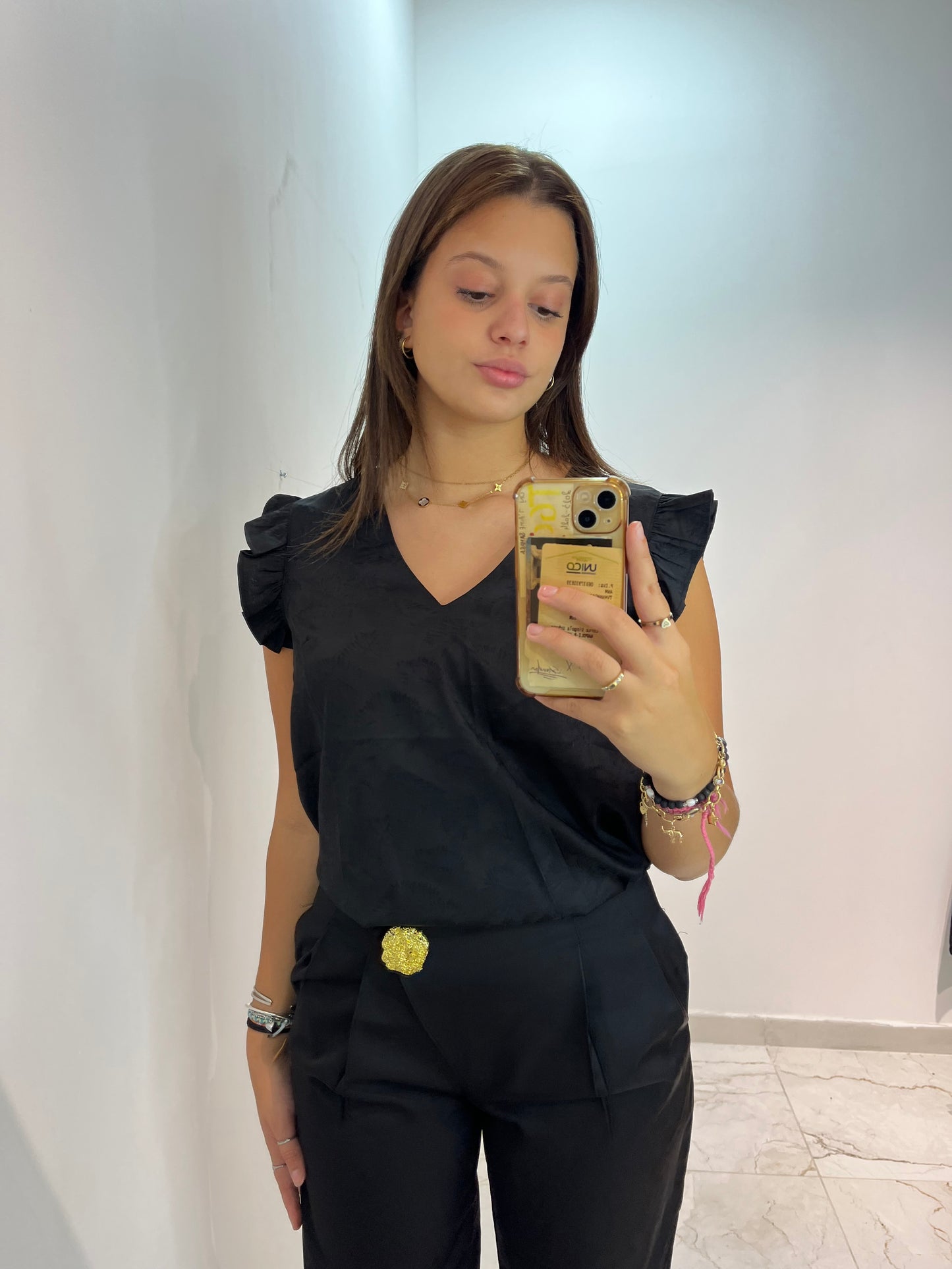 Pantalon noir avec broche doré