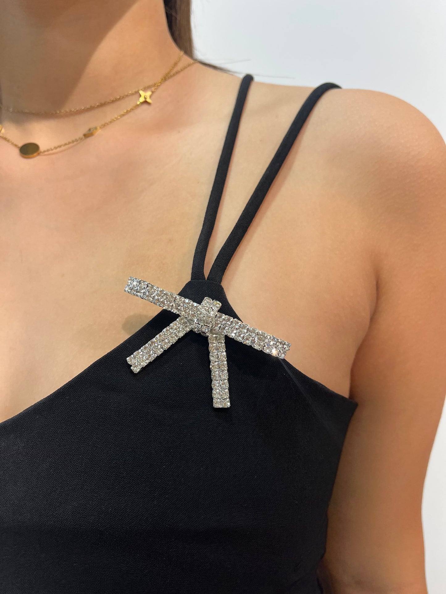 Robe noire avec noeuds à strass