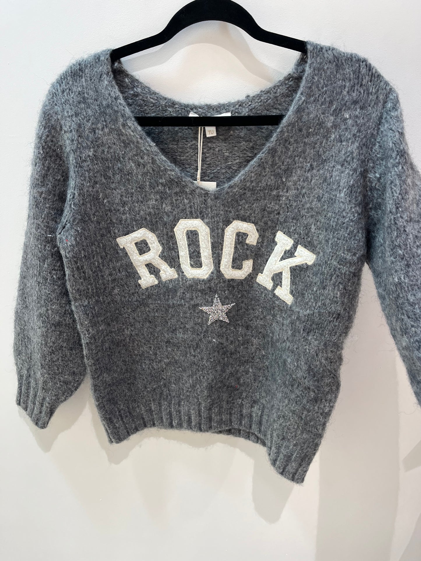 Pull gris en laine avec écriture blanche
