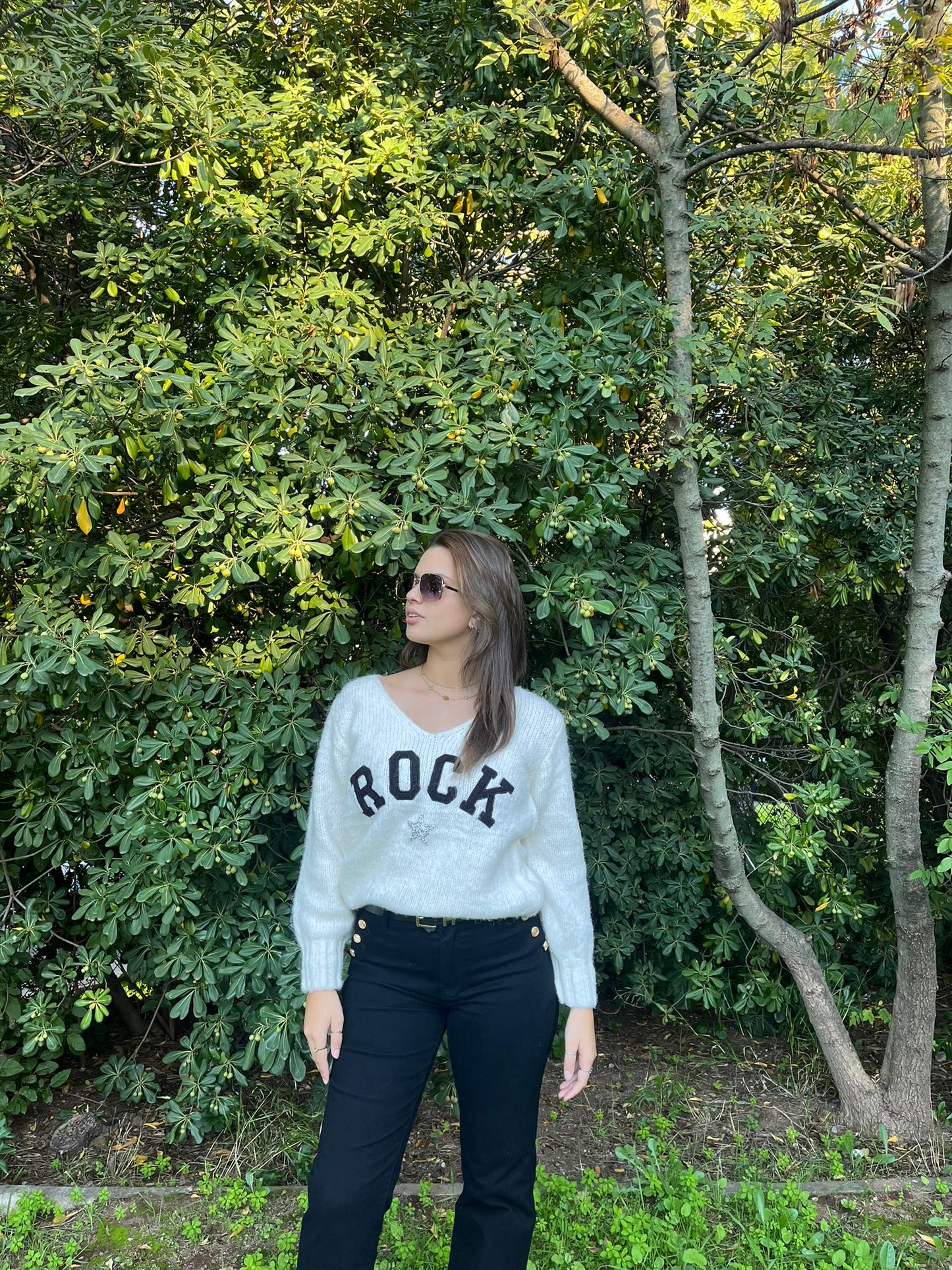 Pull blanc crème en laine avec écriture noire avec étoile à strass
