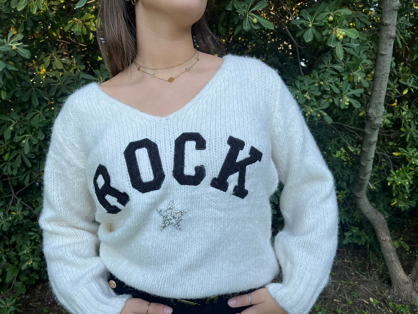 Pull blanc crème en laine avec écriture noire avec étoile à strass