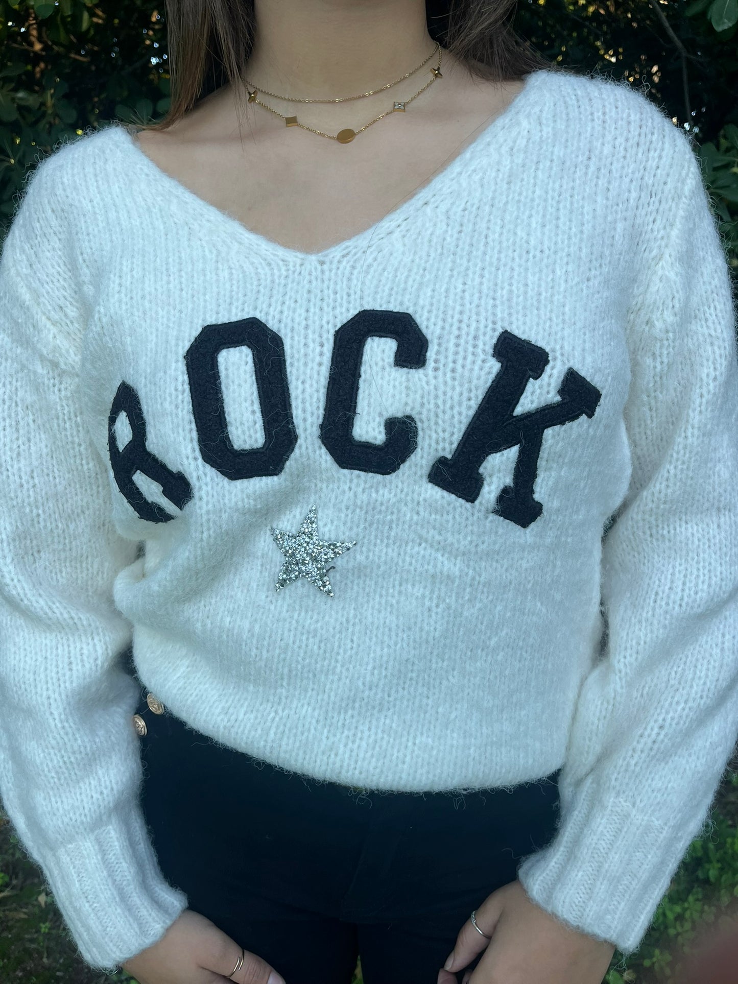 Pull blanc crème en laine avec écriture noire avec étoile à strass