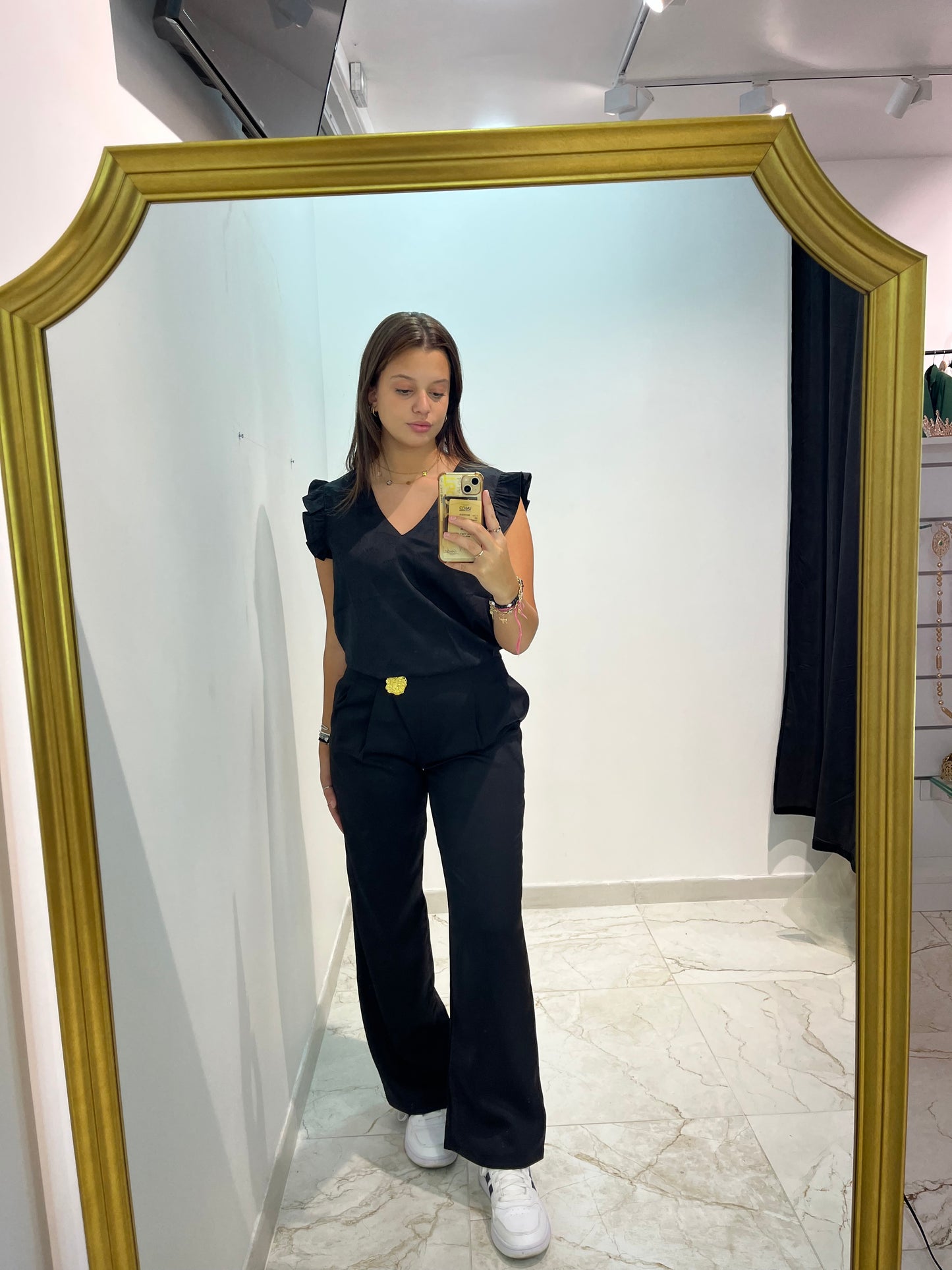 Pantalon noir avec broche doré