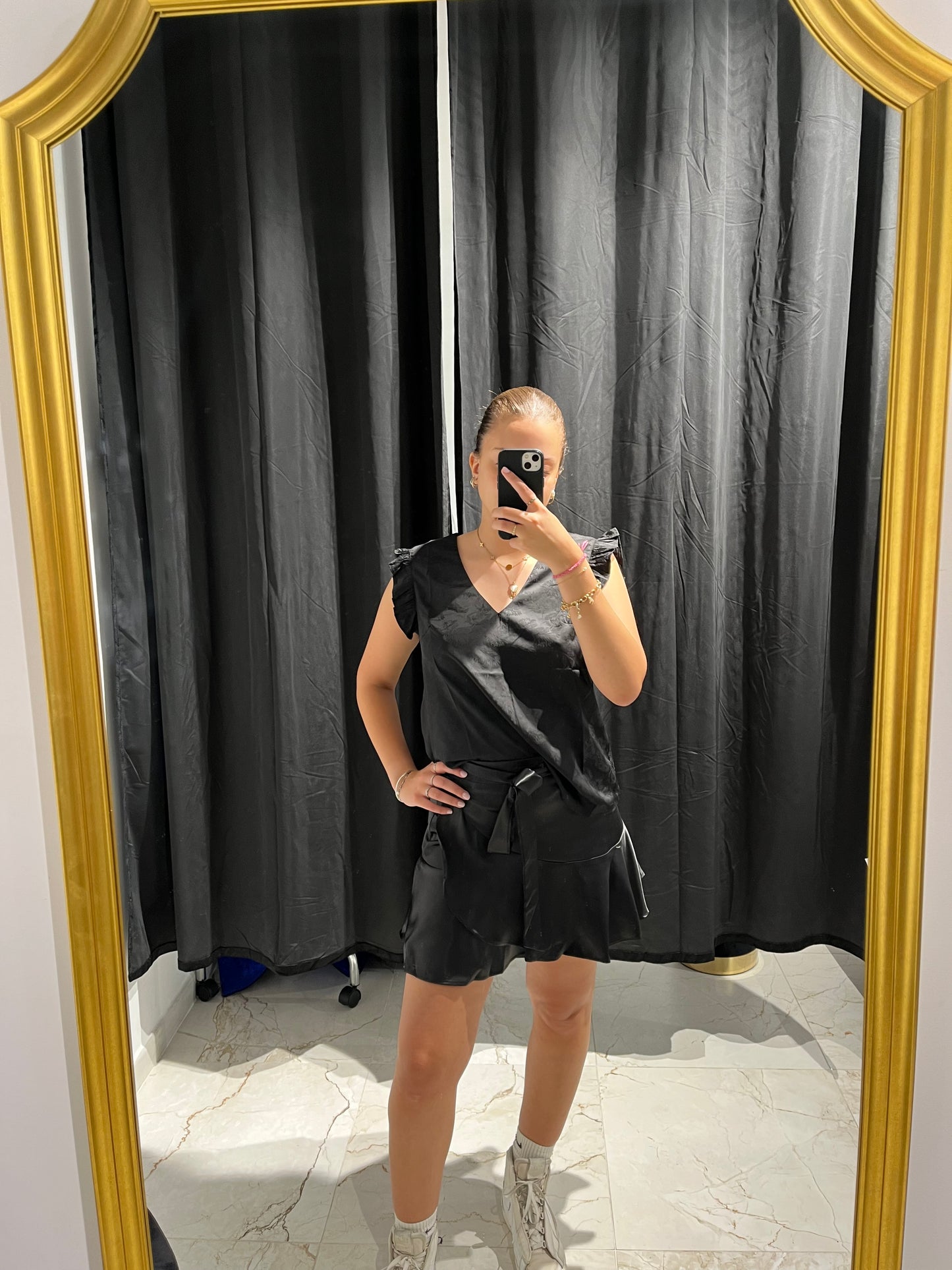 Jupe satiné noire avec ceinture