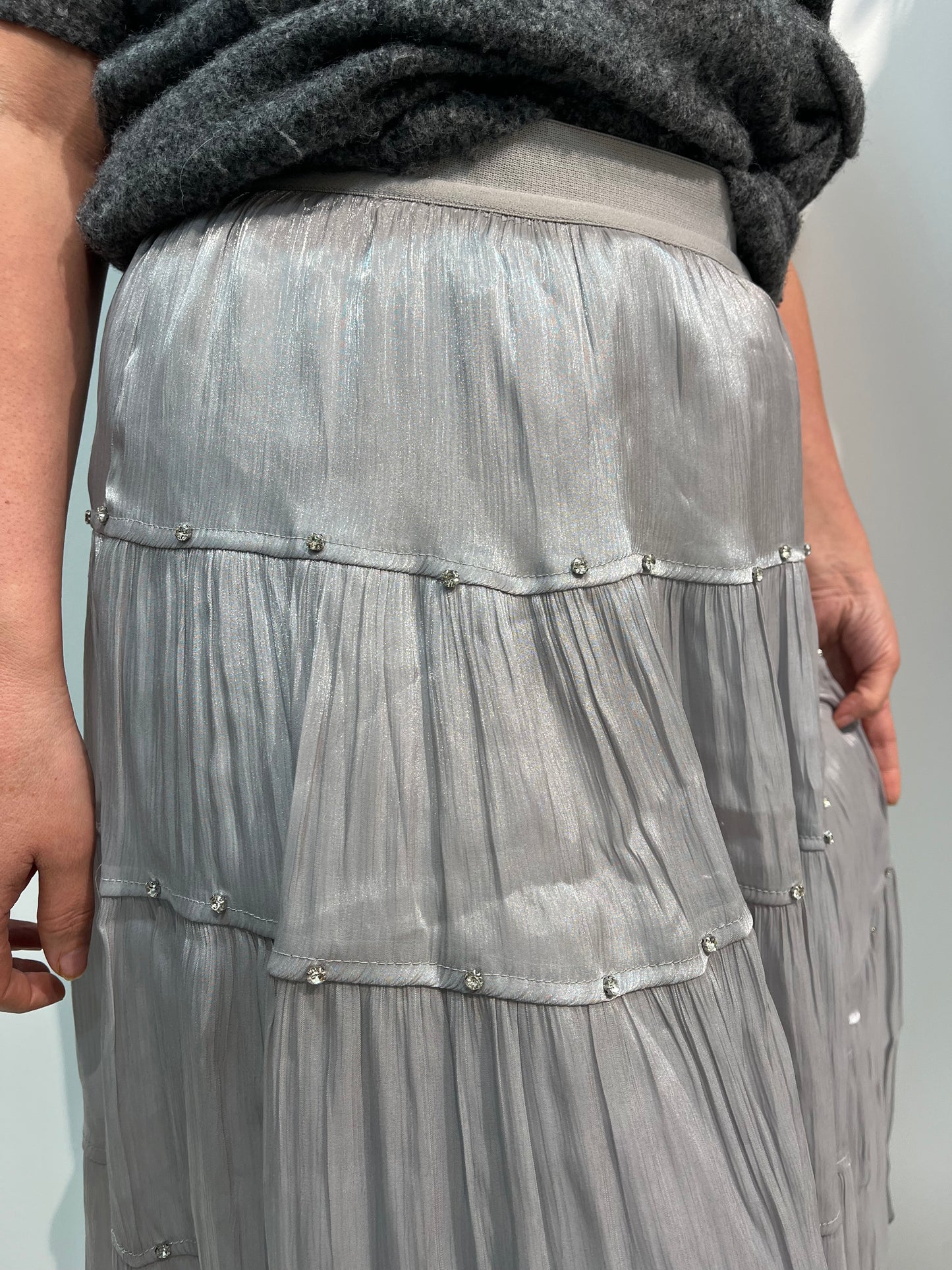 Jupe grise avec strass