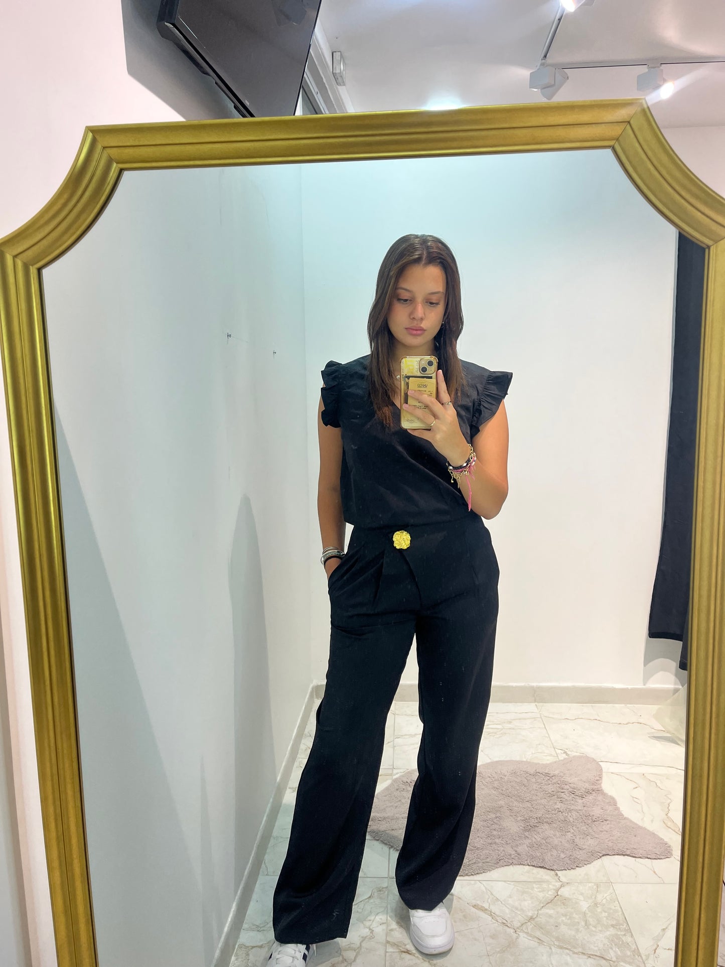 Pantalon noir avec broche doré