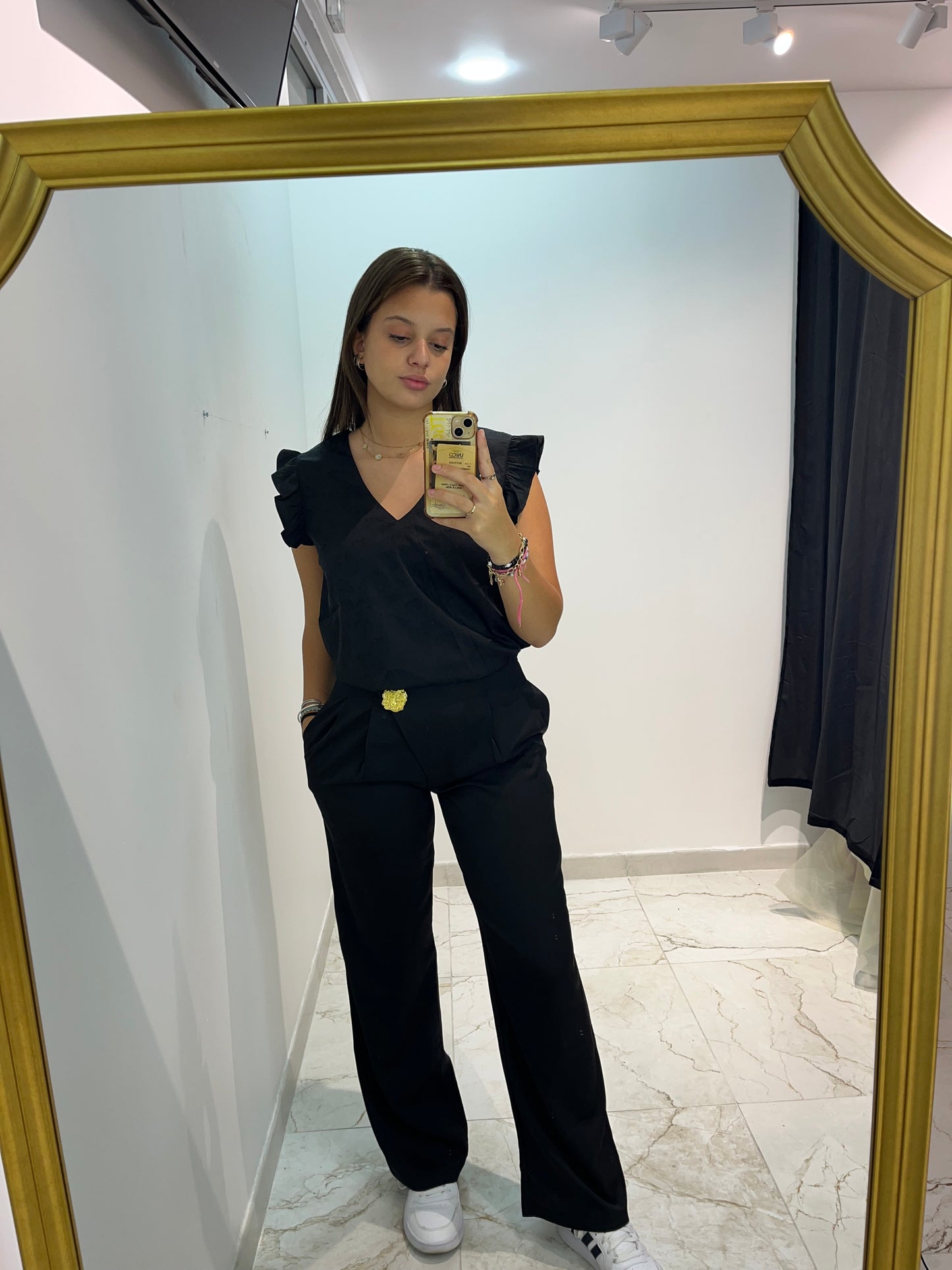 Pantalon noir avec broche doré