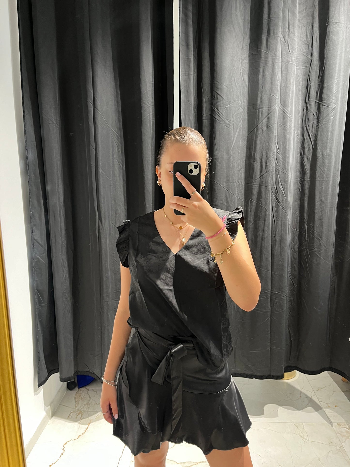 Jupe satiné noire avec ceinture
