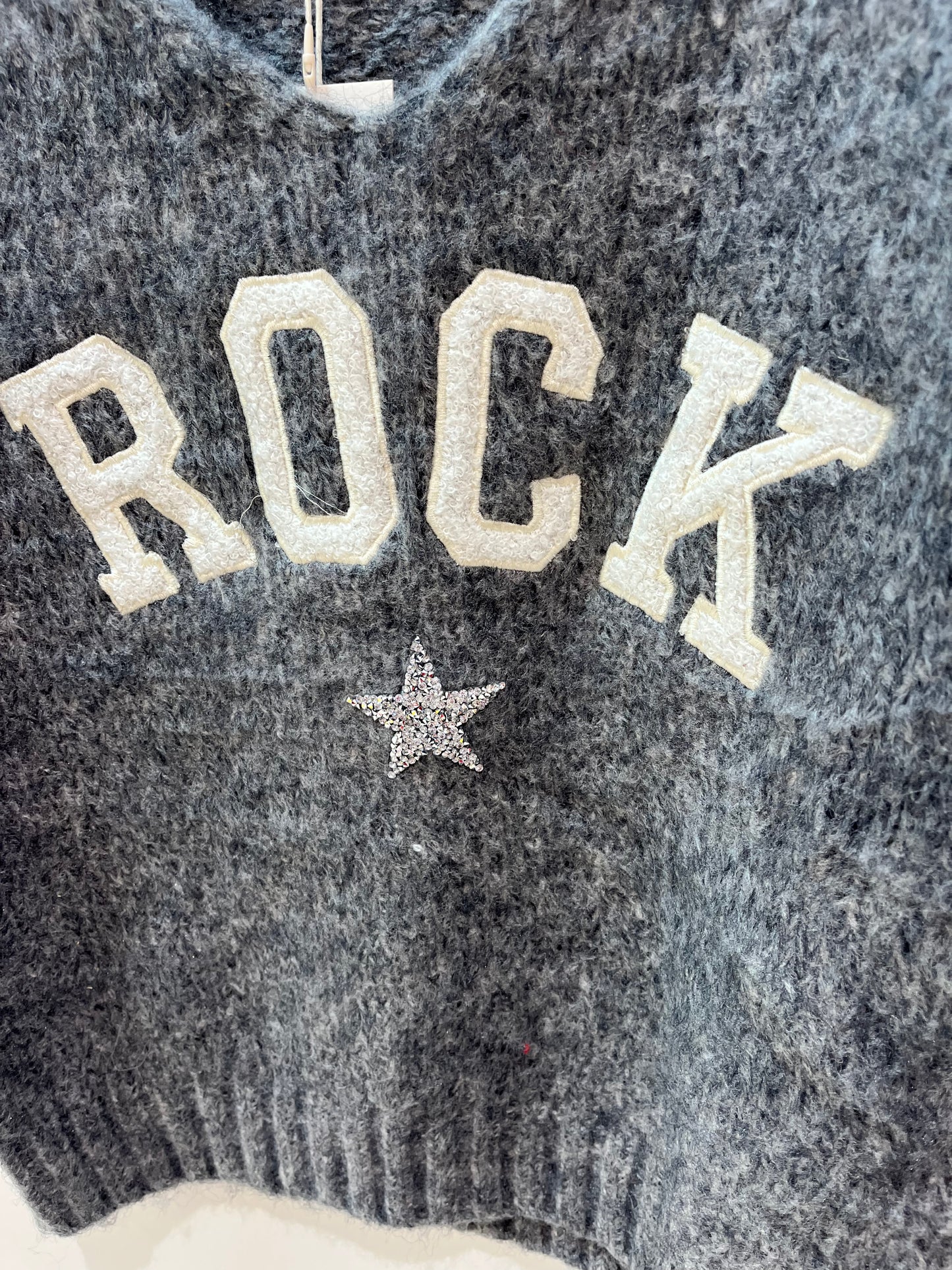 Pull gris en laine avec écriture blanche