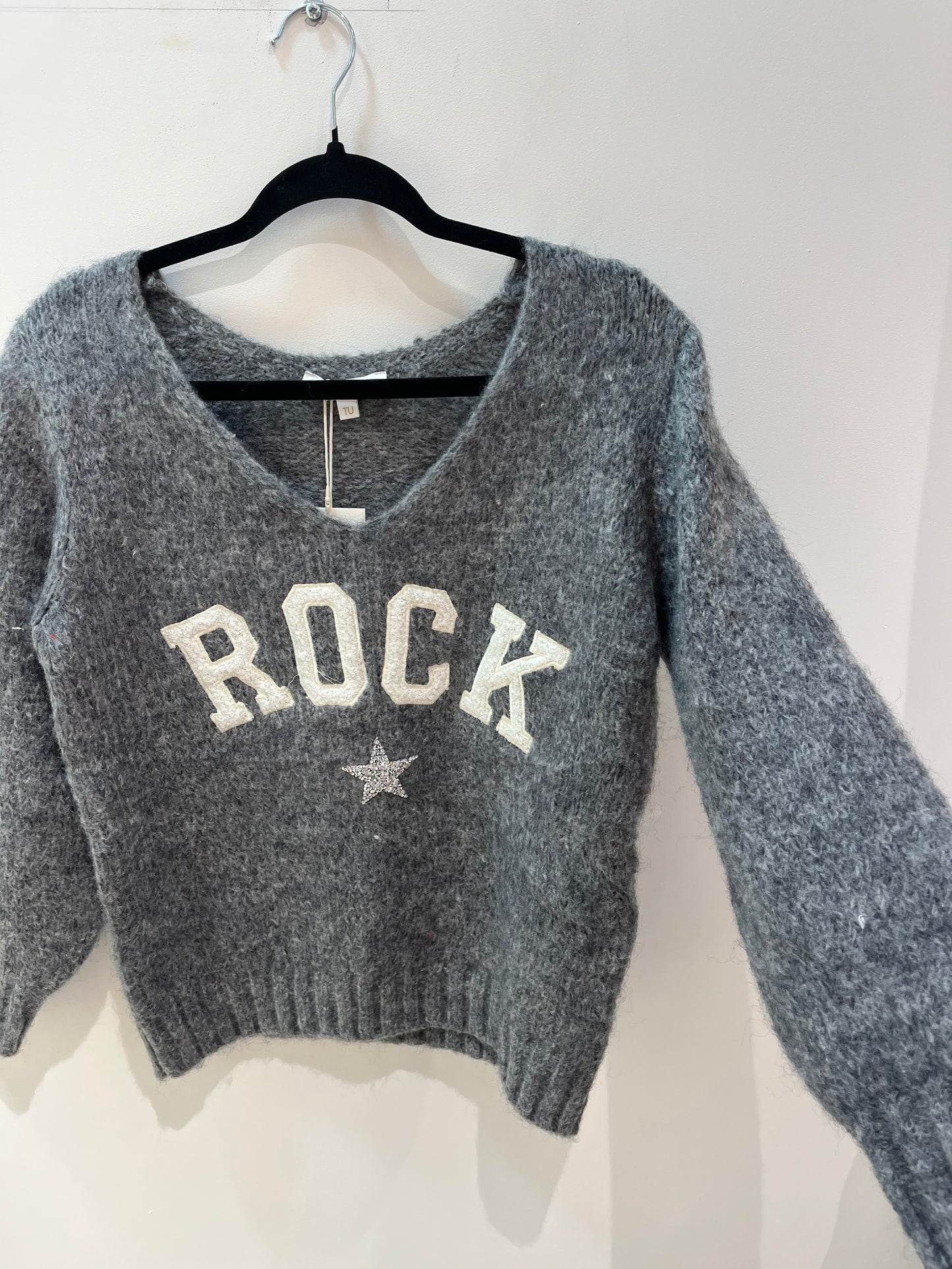 Pull gris en laine avec écriture blanche