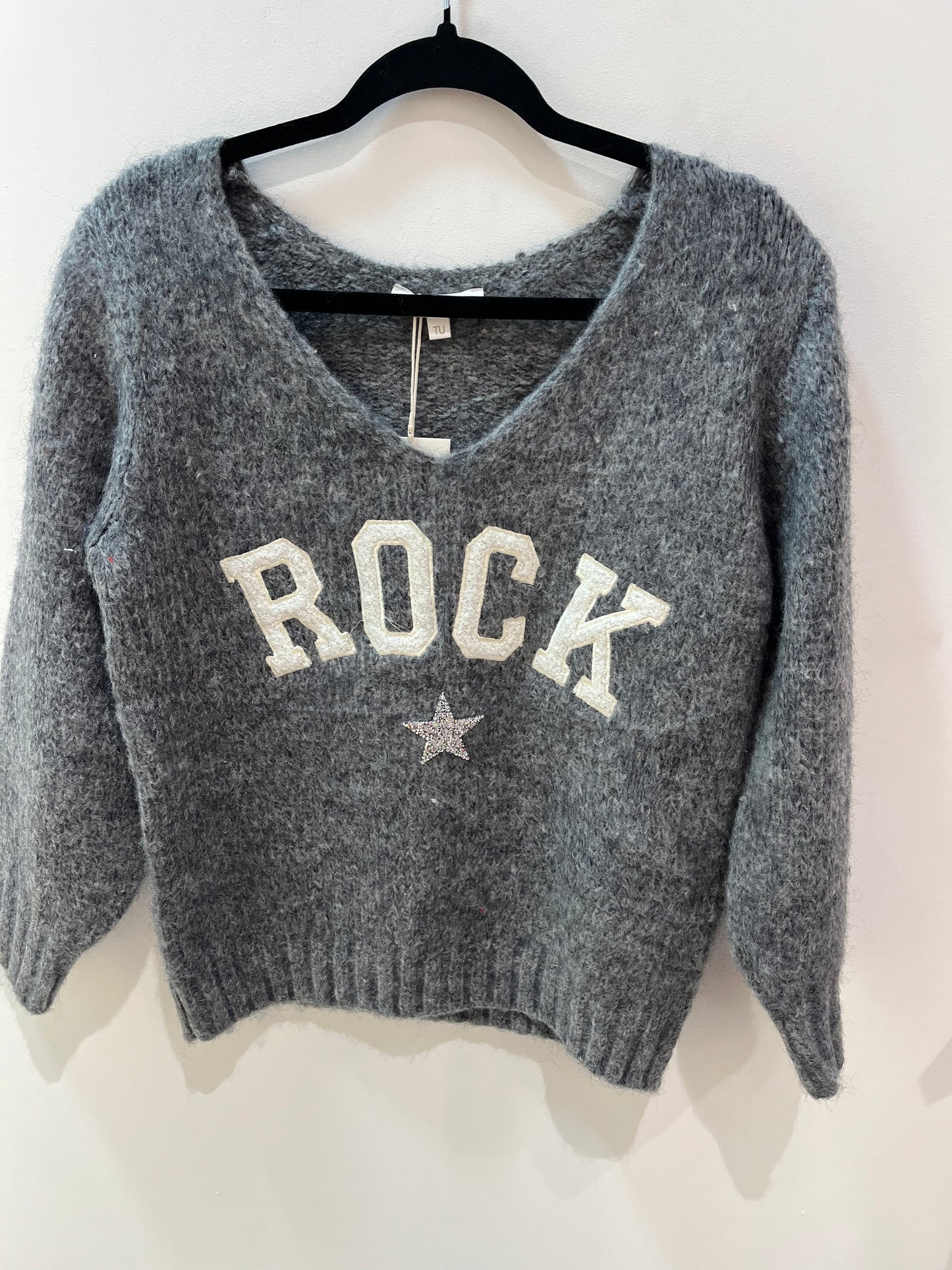 Pull gris en laine avec écriture blanche