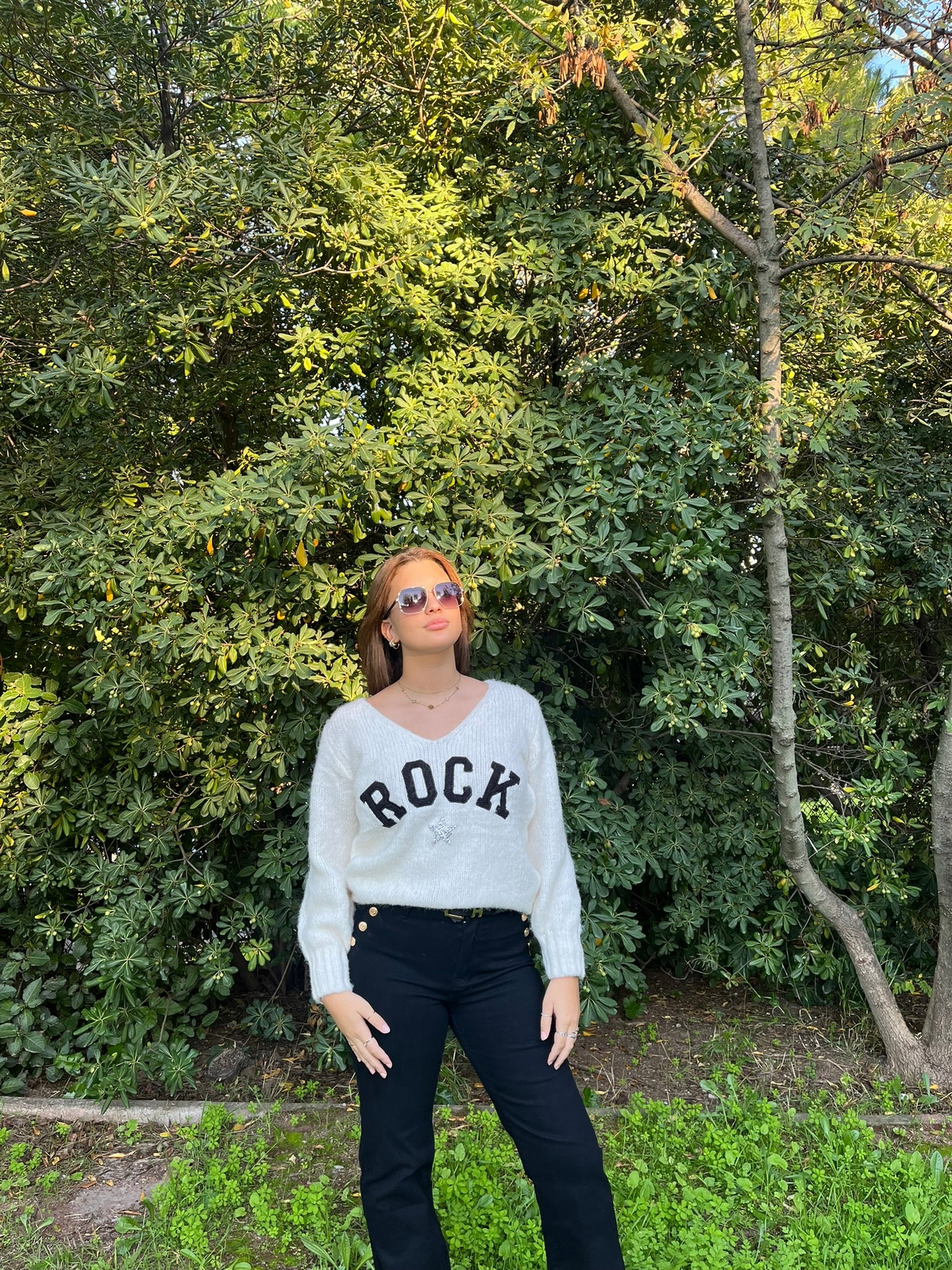 Pull blanc crème en laine avec écriture noire avec étoile à strass